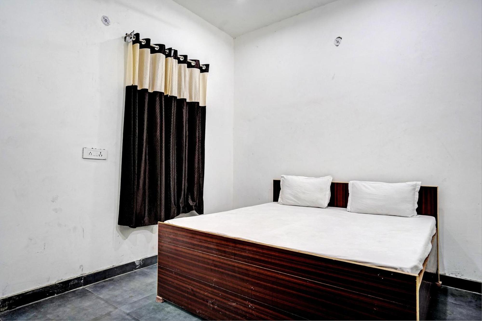 Oyo Double Ss Hotel Hathras Екстер'єр фото