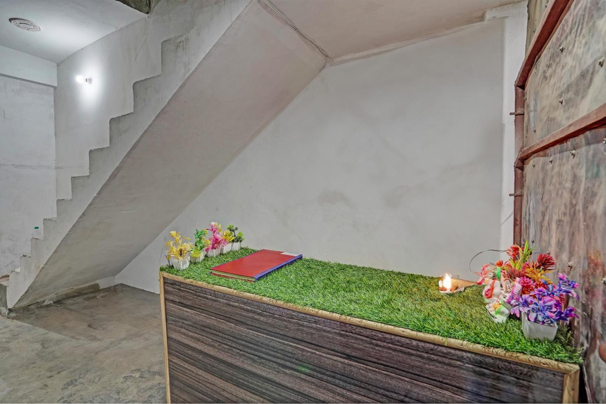 Oyo Double Ss Hotel Hathras Екстер'єр фото