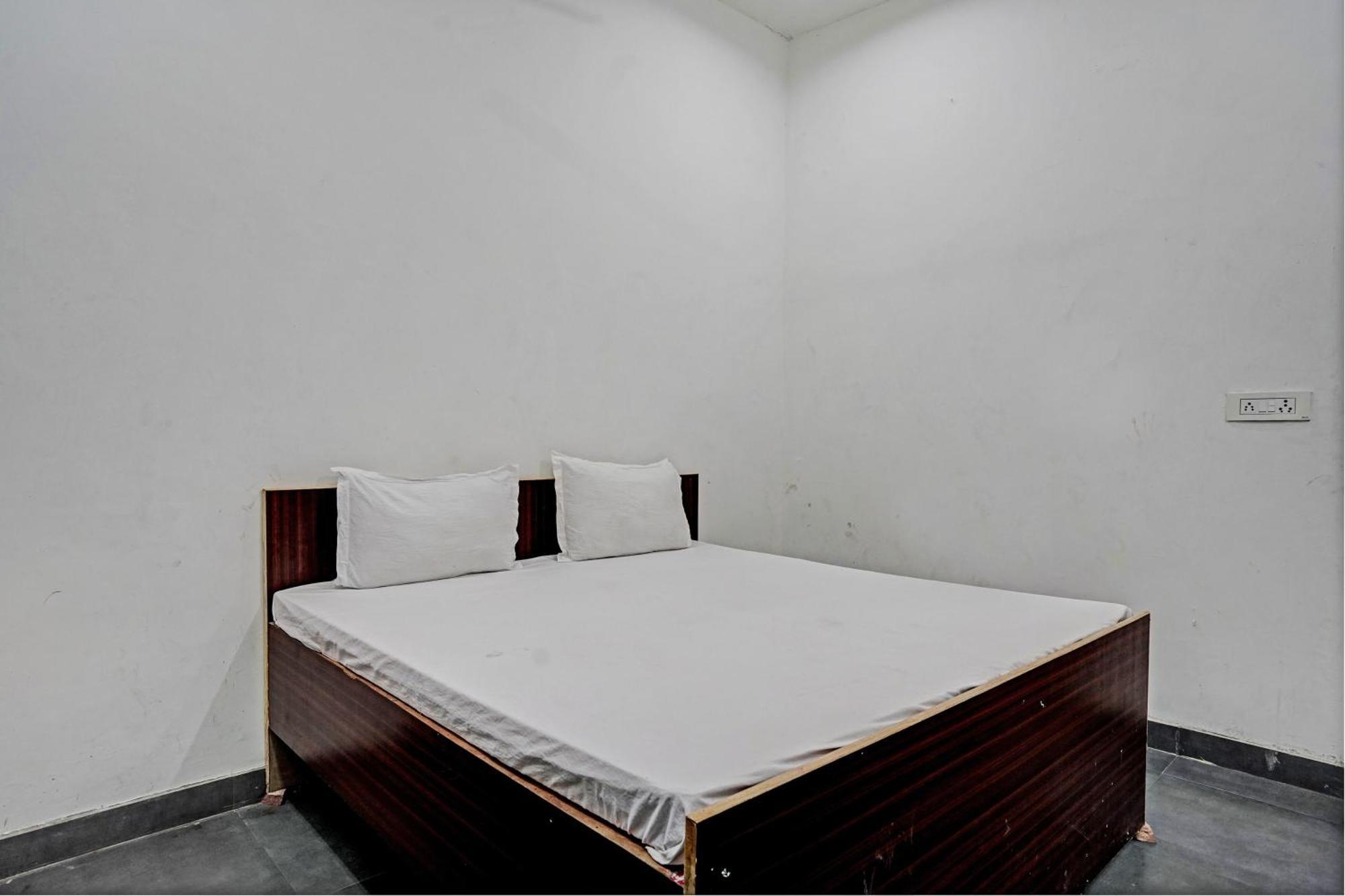 Oyo Double Ss Hotel Hathras Екстер'єр фото
