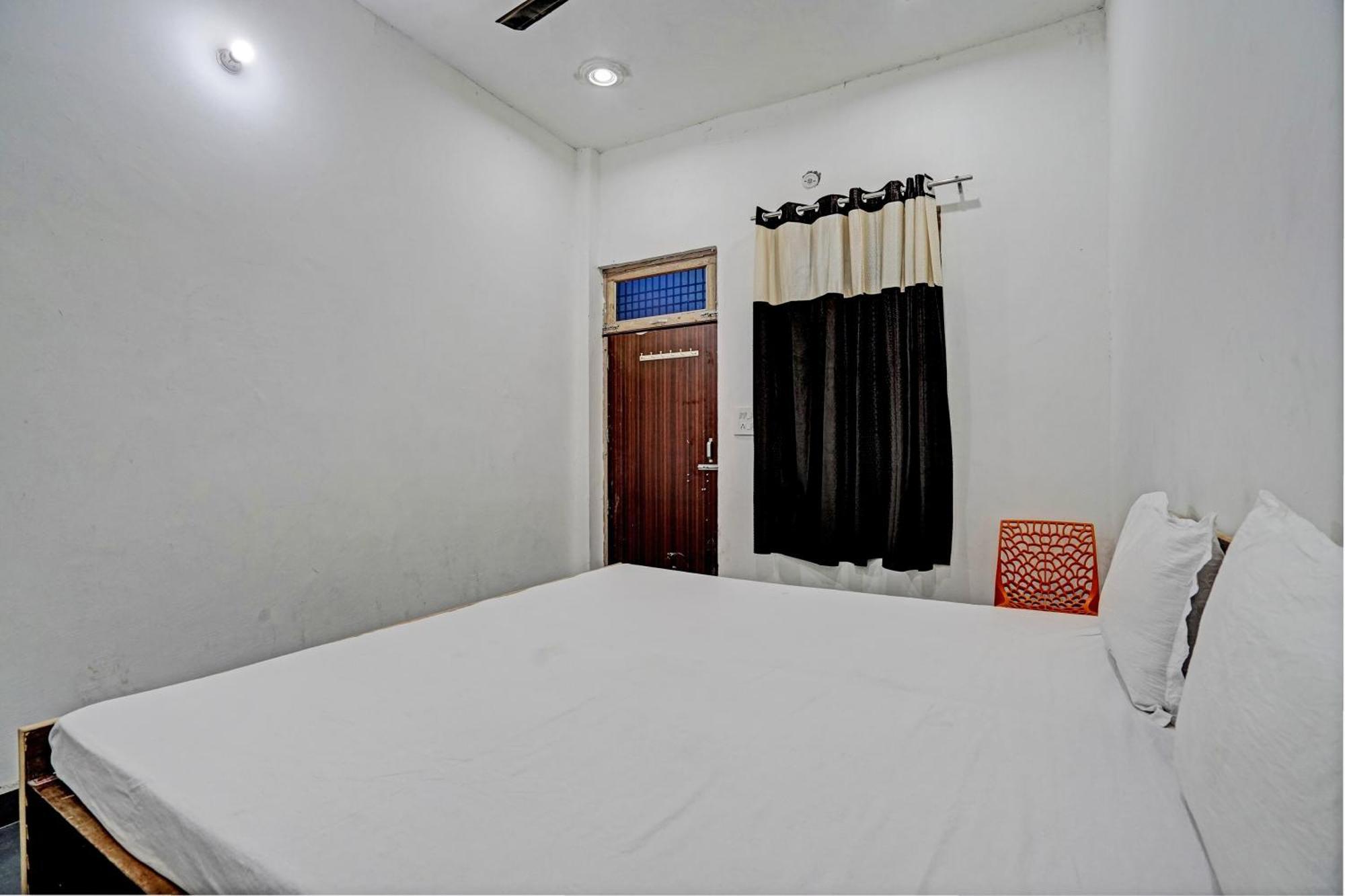 Oyo Double Ss Hotel Hathras Екстер'єр фото