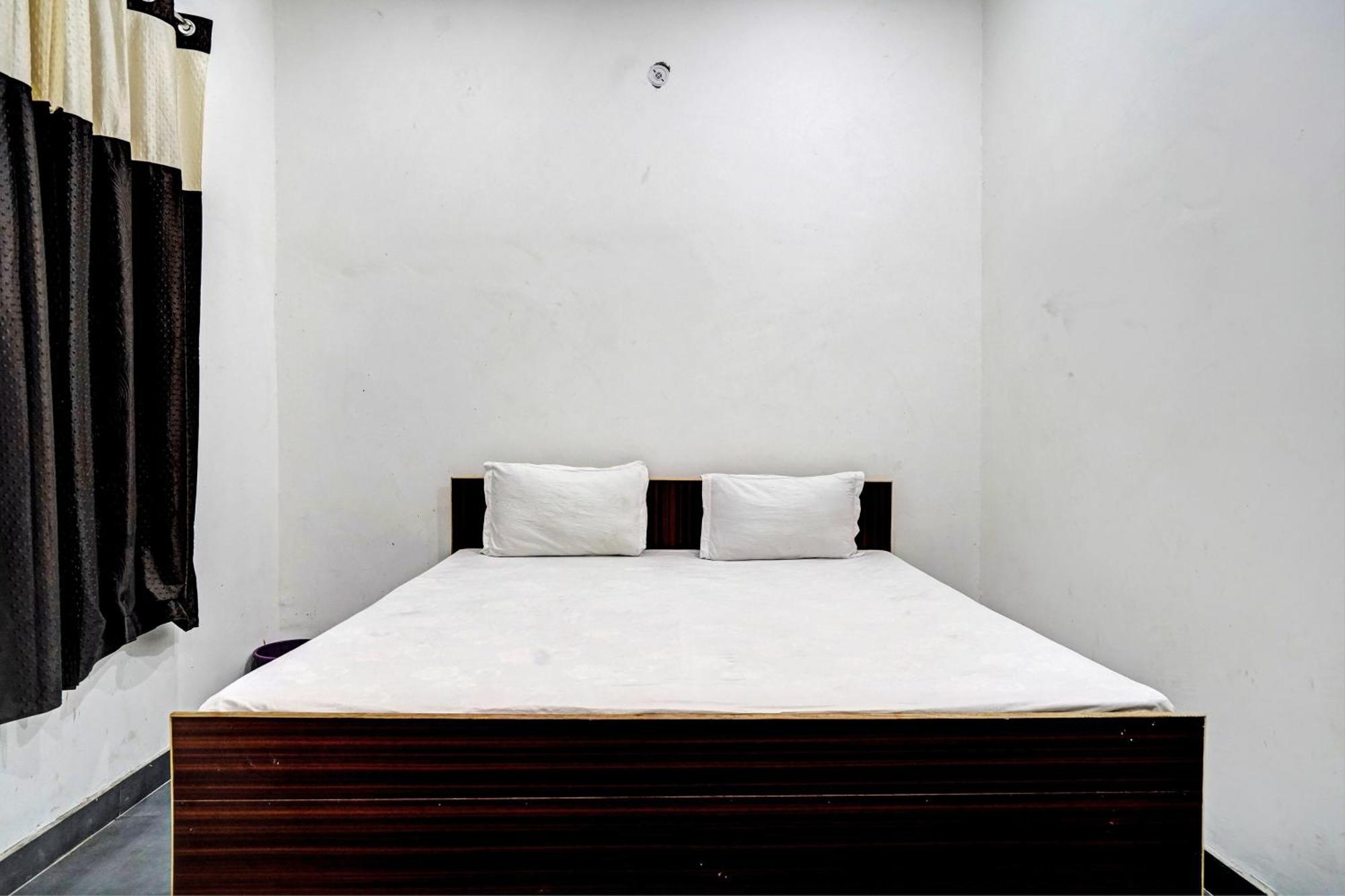 Oyo Double Ss Hotel Hathras Екстер'єр фото