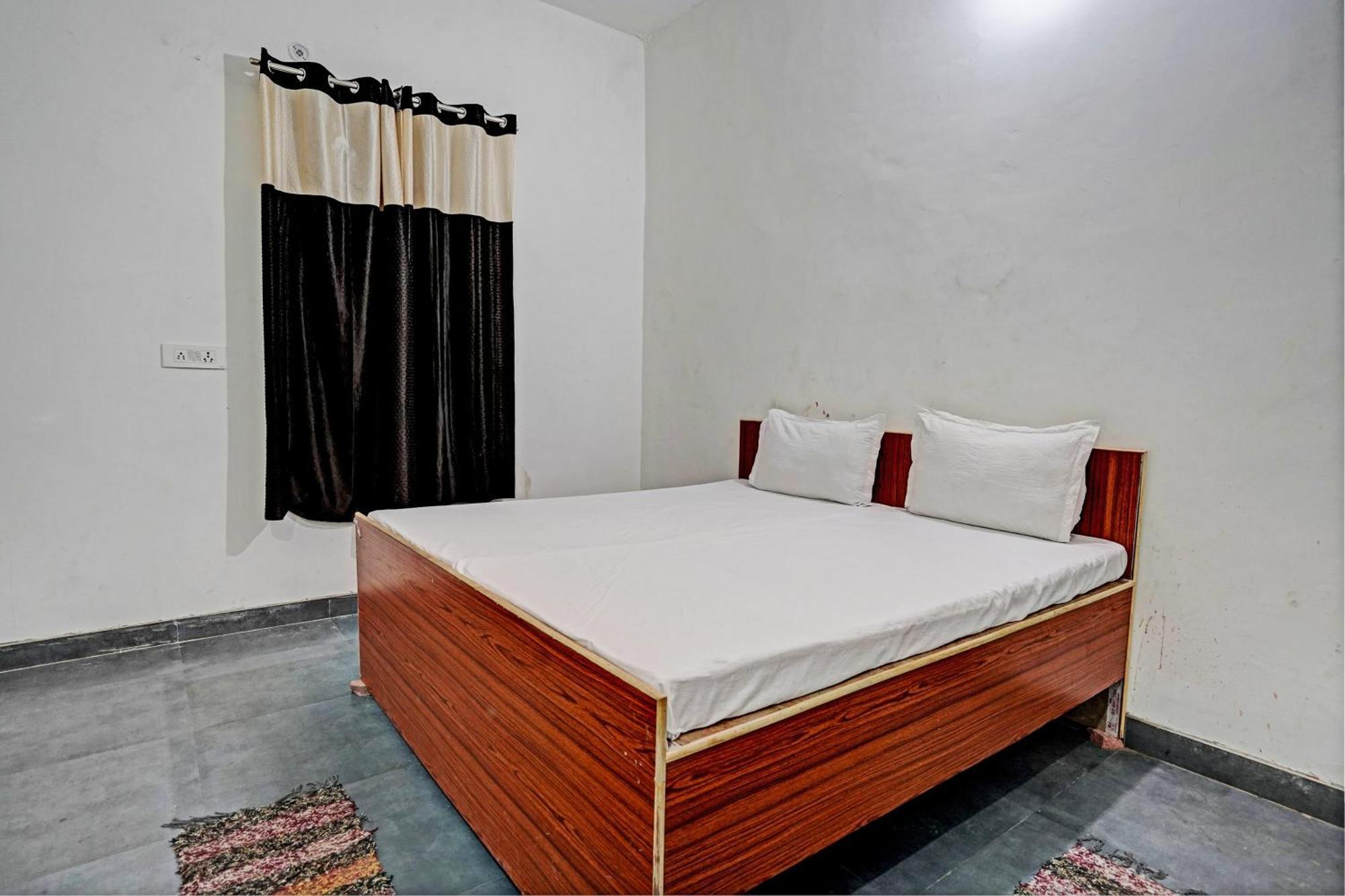 Oyo Double Ss Hotel Hathras Екстер'єр фото