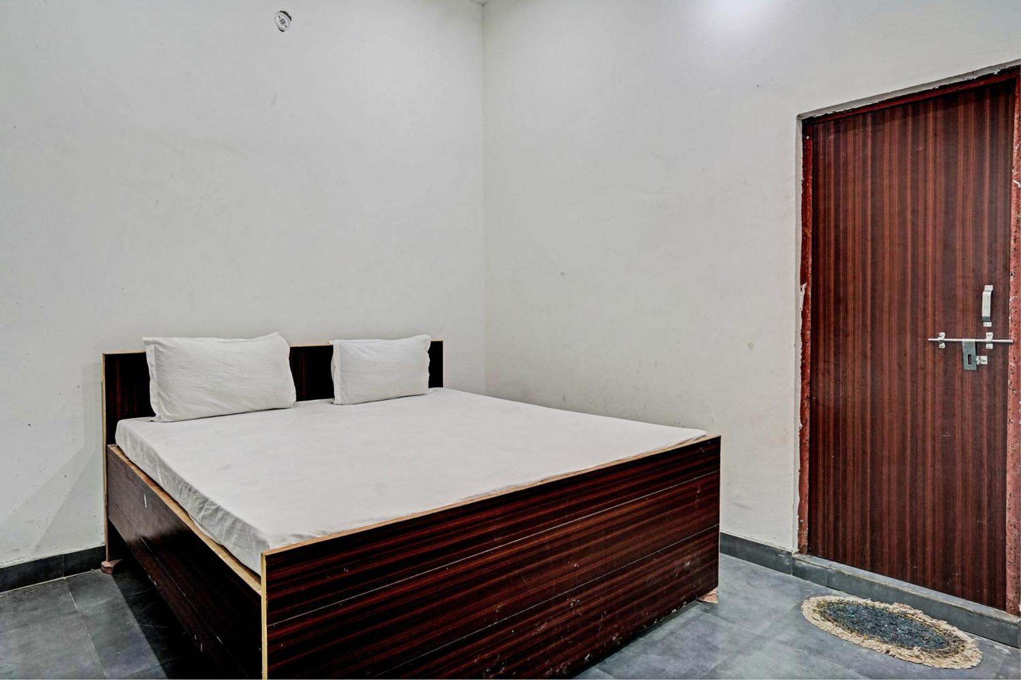 Oyo Double Ss Hotel Hathras Екстер'єр фото