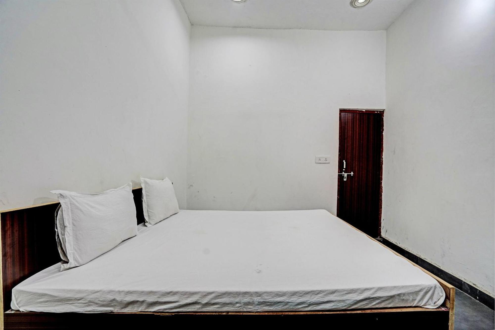 Oyo Double Ss Hotel Hathras Екстер'єр фото