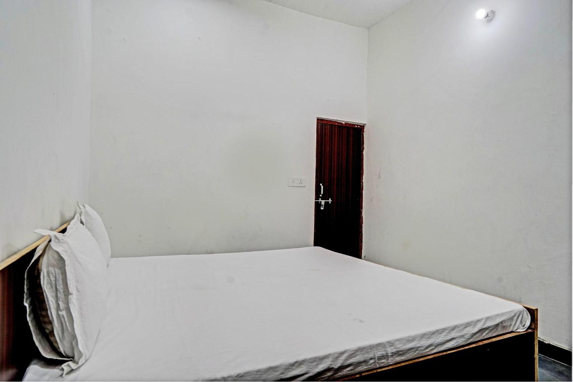 Oyo Double Ss Hotel Hathras Екстер'єр фото