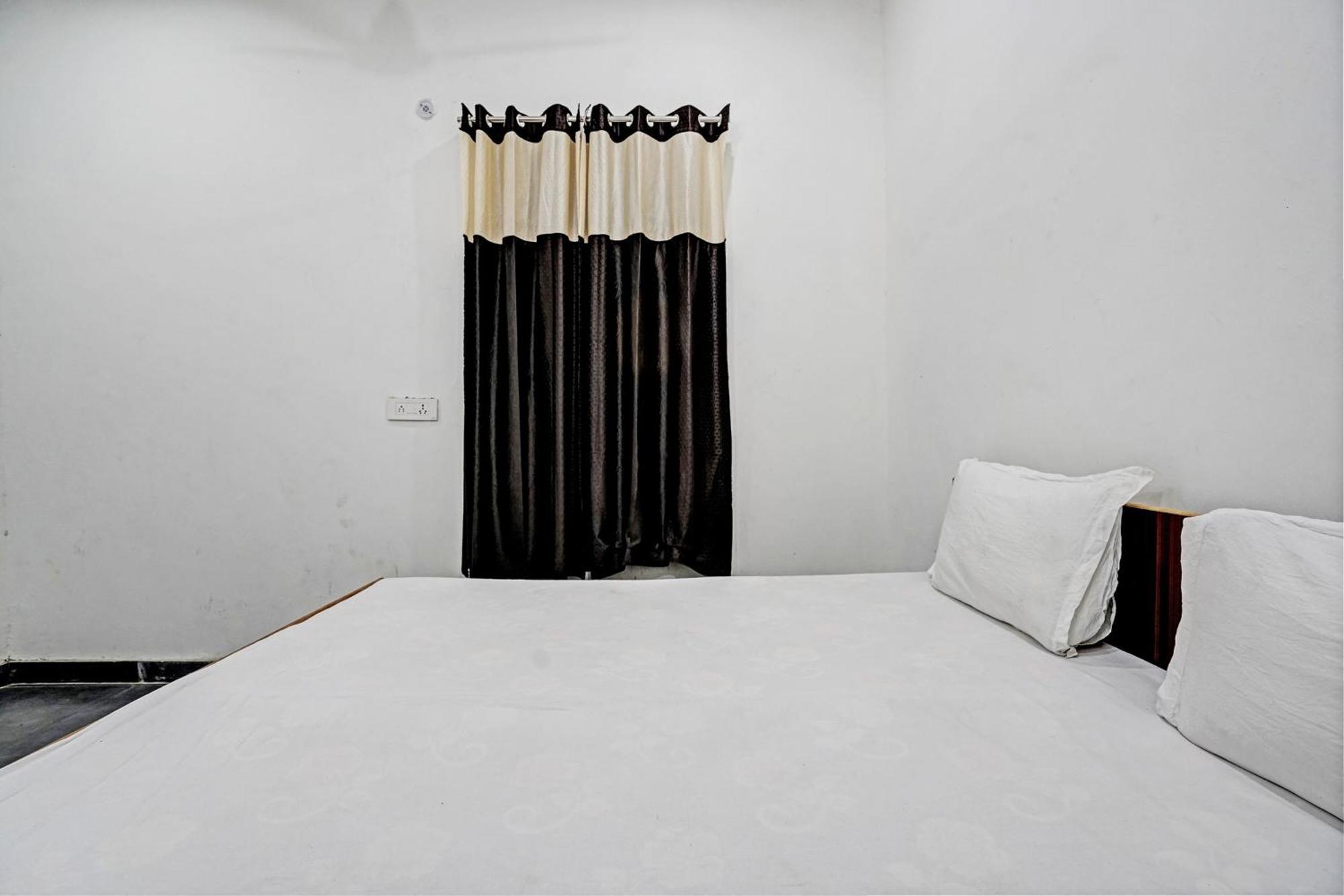 Oyo Double Ss Hotel Hathras Екстер'єр фото