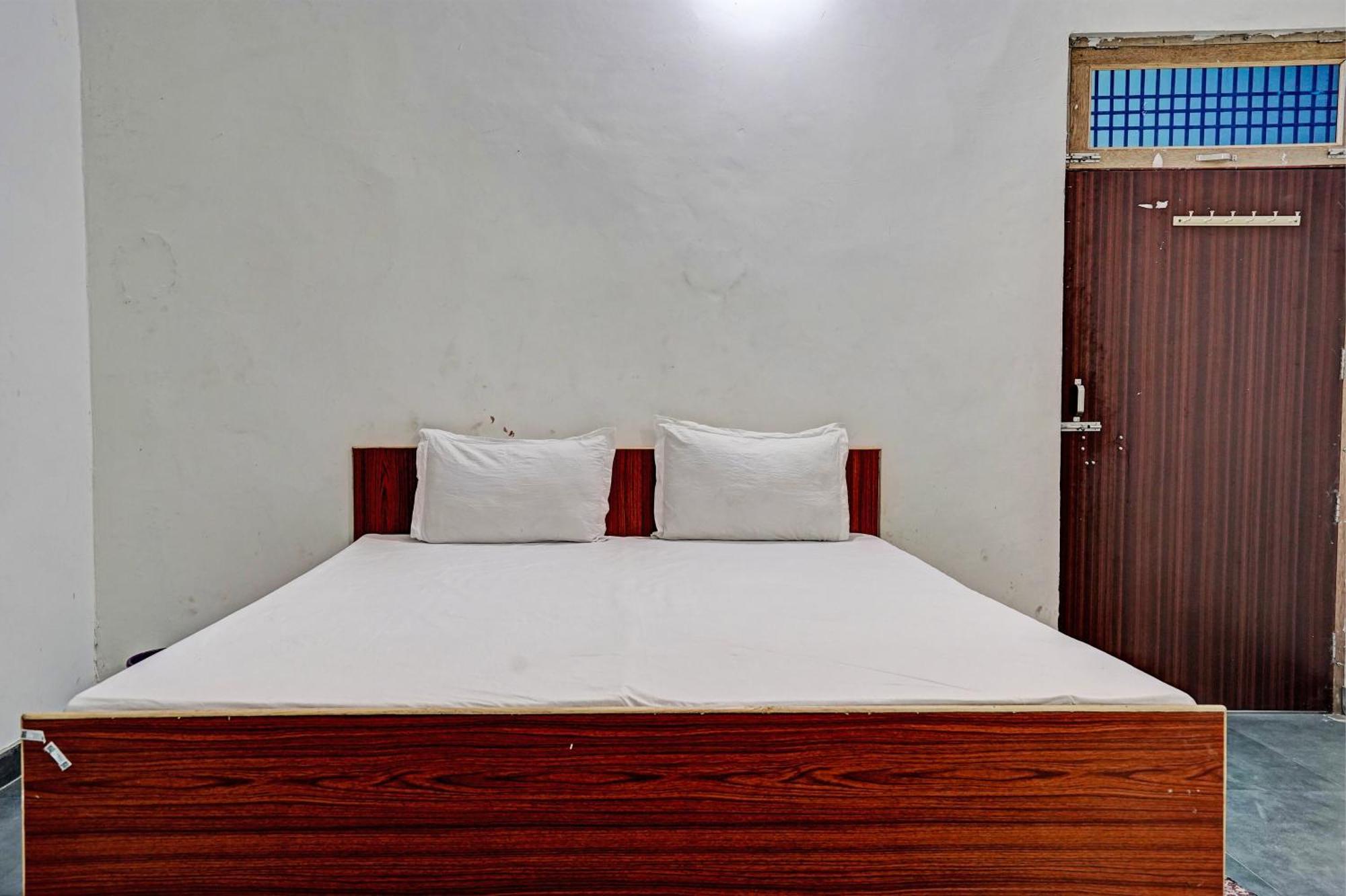 Oyo Double Ss Hotel Hathras Екстер'єр фото