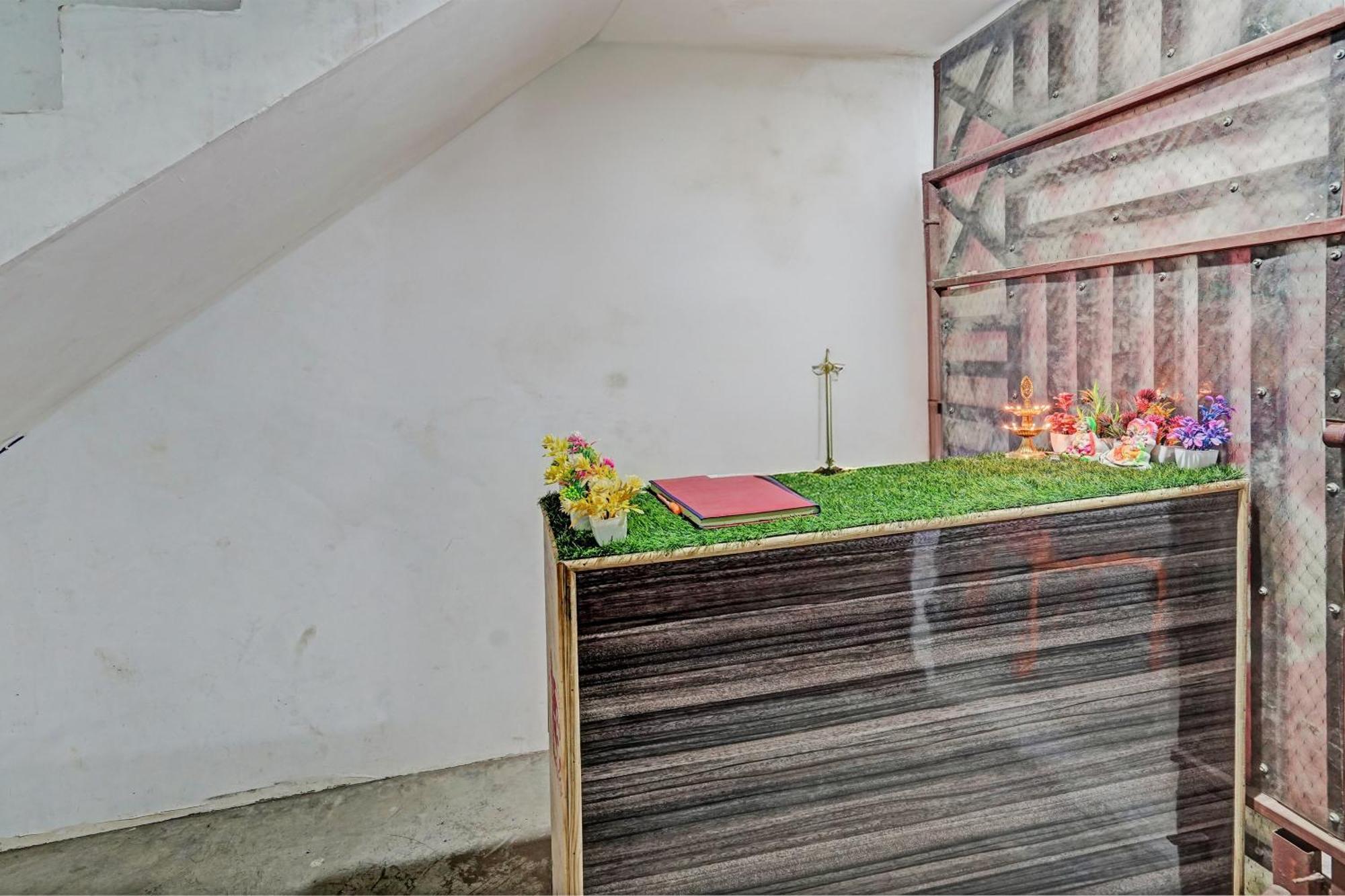 Oyo Double Ss Hotel Hathras Екстер'єр фото