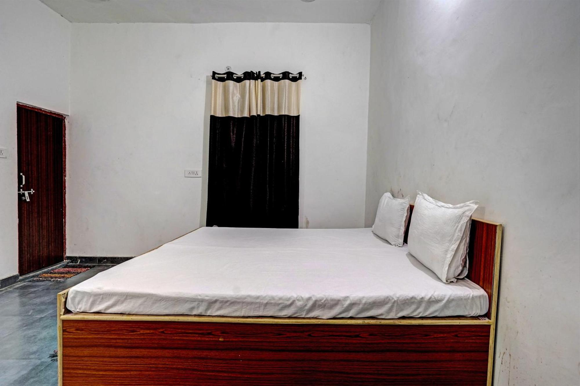 Oyo Double Ss Hotel Hathras Екстер'єр фото