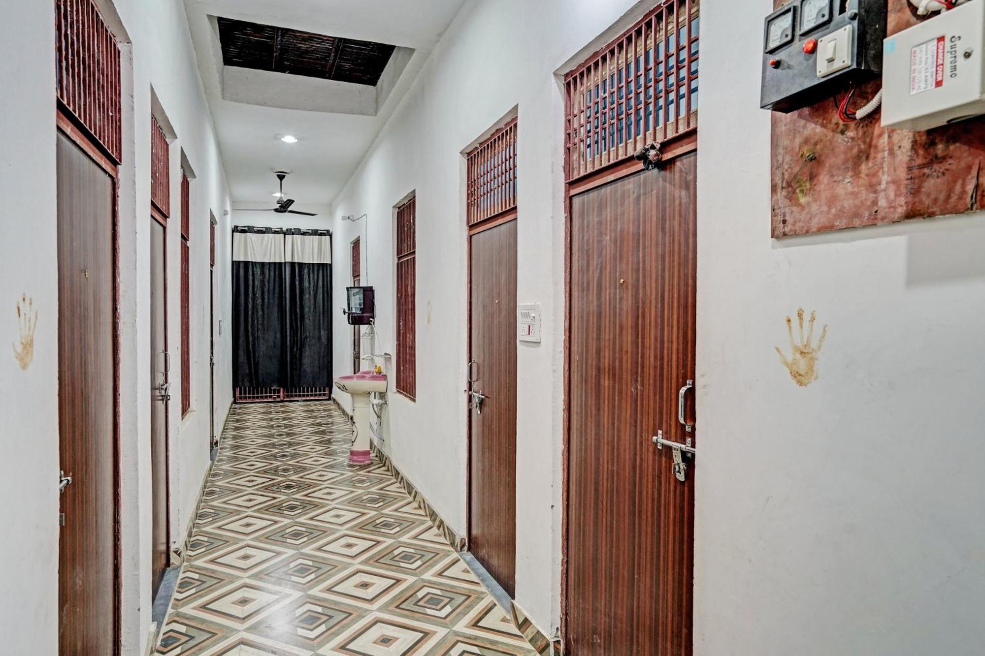 Oyo Double Ss Hotel Hathras Екстер'єр фото