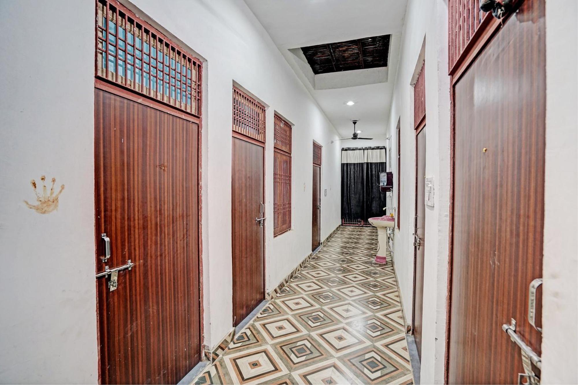 Oyo Double Ss Hotel Hathras Екстер'єр фото