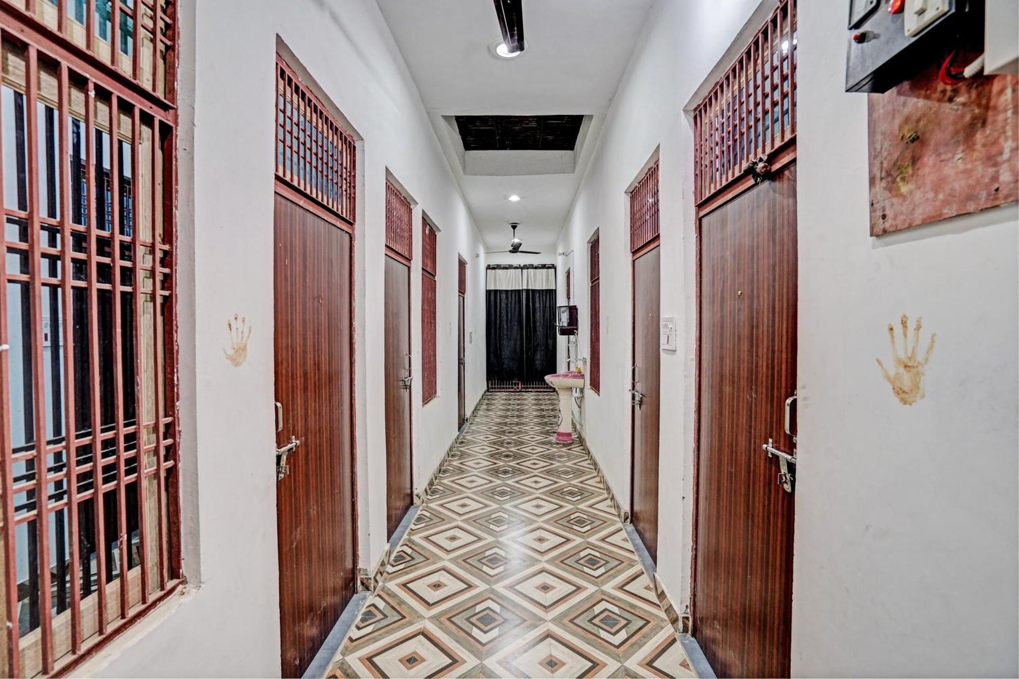 Oyo Double Ss Hotel Hathras Екстер'єр фото